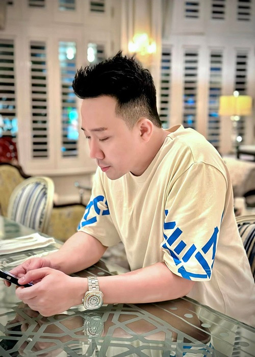 Trấn Thành đang ở căn hộ 20 tỷ, có bộ sưu tập hơn 600 lọ nước hoa, các mẫu đồng hồ nạm kim cương sang chảnh. Ảnh: FB Trấn Thành.