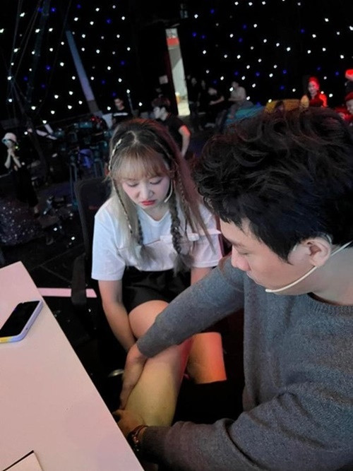 Nam MC bóp chân giúp vợ ở hậu trường một gameshow. Ảnh: FB Hari Won.