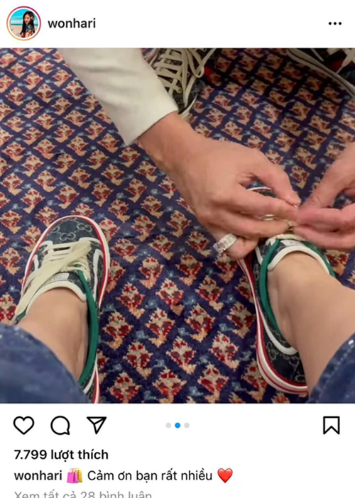 Không ít lần Trấn Thành bày tỏ sự quan tâm, chăm sóc Hari Won từng chút một. Trong ảnh, nam MC không ngại buộc giày giúp vợ. Ảnh chụp màn hình.