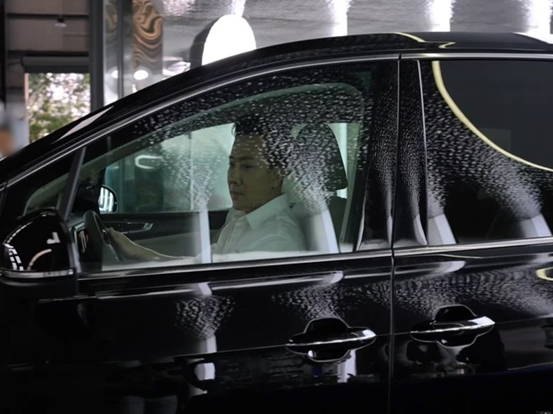 Không chỉ là ông chồng quốc dân, MC Trấn Thành còn là đại gia của làng giải trí Việt. Anh tậu nhiều mẫu xe hơi sang trọng như BMW X7 có giá 7 tỷ đồng, Volkswagen Viloran gần 2 tỷ đồng. Ảnh: Znews.