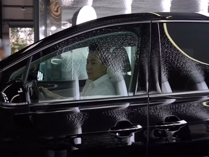 Không chỉ là ông chồng quốc dân, MC Trấn Thành còn là đại gia của làng giải trí Việt. Anh tậu nhiều mẫu xe hơi sang trọng như BMW X7 có giá 7 tỷ đồng, Volkswagen Viloran gần 2 tỷ đồng. Ảnh: Znews.