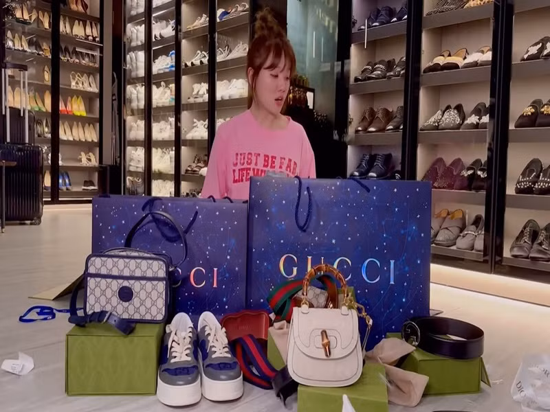 Ngày 8/3/2023, Hari Won khoe số đồ hiệu được Trấn Thành mua tặng lên đến trăm triệu đồng. Ảnh: Thể Thao Văn Hóa.