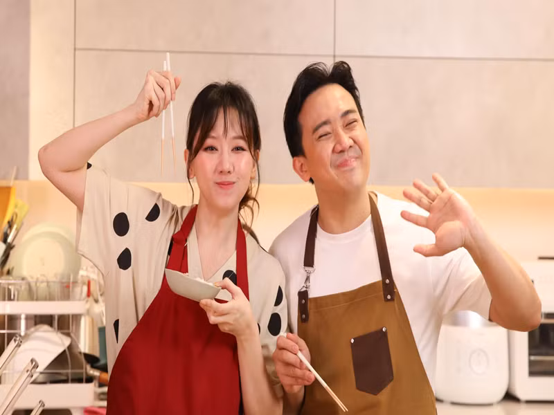 Trấn Thành nhiều lần vào bếp nấu ăn cho Hari Won. Ảnh: Thể Thao Văn Hóa.