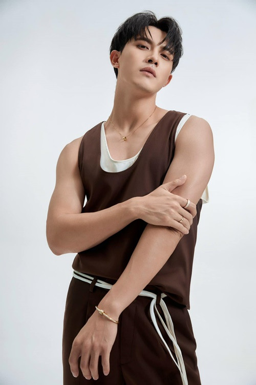 Nam diễn viên chia sẻ trên Thể thao và Văn hóa, anh may mắn khi được bố mẹ cho một hình hài ưa nhìn. Ảnh: FB Trần Ngọc Vàng.