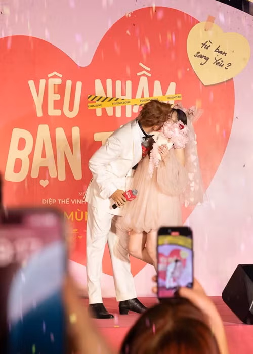 Trần Ngọc Vàng bất ngờ "hôn" Kaity Nguyễn tại sự kiện. Ảnh: FB Kaity Nguyễn.