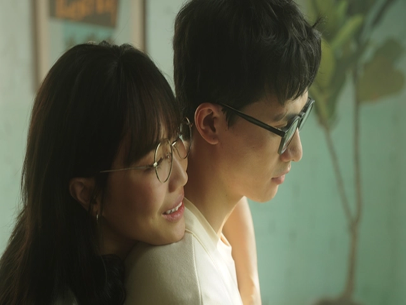 Năm 2023, Trần Ngọc Vàng gây chú ý khi đóng cảnh tình tứ với Diệu Nhi trong phim Trên bàn nhậu dưới bàn mưu. Theo Phụ Nữ Số, ở cảnh hôn đầu tiên với Trần Ngọc Vàng, Diệu Nhi đóng một cô gái ngây thơ, lần đầu bước vào tình yêu. Ở cảnh hôn thứ hai, nữ diễn viên thể hiện nỗi đau đớn khi bị nhân vật của Trần Ngọc Vàng tuyên bố: "Em chỉ là công cụ kiếm tiền cho anh thôi". Ảnh: Người Lao Động.