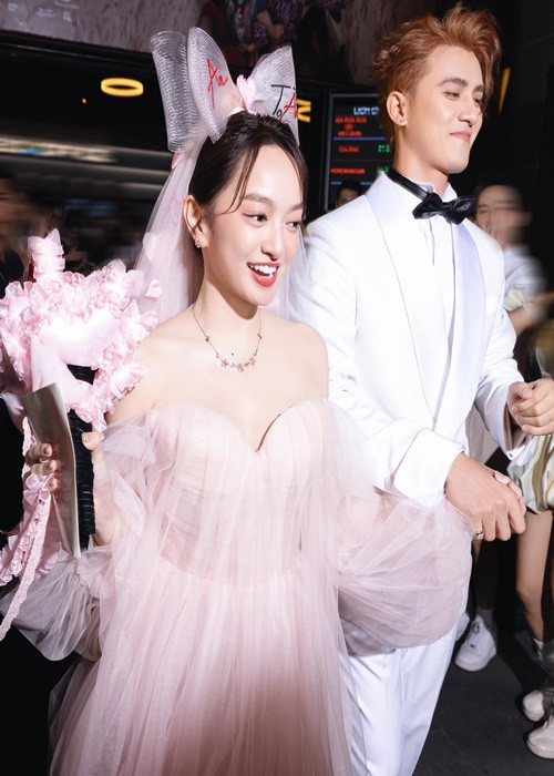 Tối ngày 23/1, Kaity Nguyễn và Trần Ngọc Vàng tái hiện một đám cưới trong buổi giới thiệu phim Yêu nhầm bạn thân. Ảnh: FB Kaity Nguyễn.