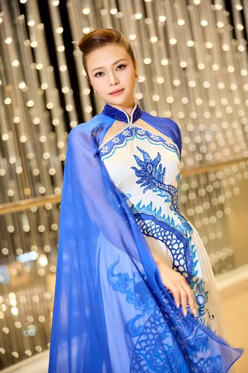 Kiều Anh làm mẹ đơn thân nhiều năm qua. Nữ diễn viên phim Phía trước là bầu trời cho biết, lý do cô chia tay bố của con trai khi đang mang bầu vì cả hai có quá nhiều mâu thuẫn và không muốn con lớn lên trong một gia đình không hạnh phúc. Vài năm trước, bị đồn tái hôn, Kiều Anh phủ nhận: "Chưa một lần kết hôn mà cứ bảo tôi tái hôn là sao. Cái nhẫn đạo cụ như này mà cứ bảo đính hôn”. Ảnh: FB Kiều Anh.