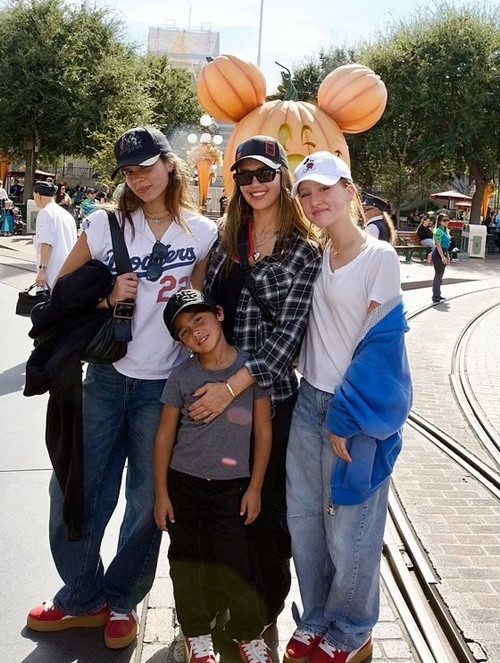 Jessica Alba đăng tải loạt ảnh bên các con nhưng vắng mặt chồng của cô - Cash Warren. Ảnh: Instagram Jessica Alba.