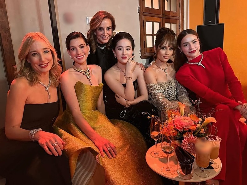 Hình ảnh Hồ Ngọc Hà đọ sắc Lưu Diệc Phi nhanh chóng gây chú ý. Ảnh: Instagram Anne Hathaway.