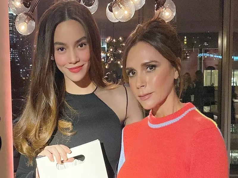 Nữ ca sĩ được người hâm mộ khen đẹp hơn Victoria. Trước lời khen của fan, Hà Hồ chia sẻ: "Cảm ơn tất cả lời khen của mọi người. Nhưng là fan Hồ Ngọc Hà, chắc hẳn mọi người cũng biết Hà chưa bao giờ muốn được khen đẹp hơn người khác trong một khung hình. Vì ai cũng có những điểm nổi bật riêng. Đặc biệt phụ nữ là để yêu không phải để so sánh. Vậy nên rất mong cả nhà hiểu nhé. Cảm ơn". Ảnh: FB Hồ Ngọc Hà.