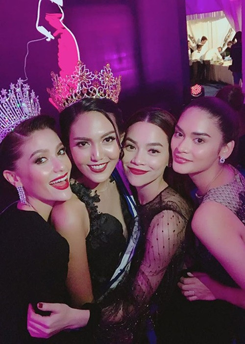 Hồ Ngọc Hà từng đọ sắc Hoa hậu Hoàn vũ Thế giới 2015 Pia Alonzo Wurtzbach (ngoài cùng bên phải) tại một sự kiện ở Thái Lan năm 2017. Ảnh: FB Hồ Ngọc Hà.