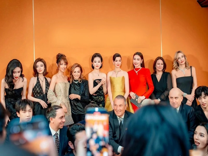 Mới đây, tham gia một sự kiện tại Thượng Hải (Trung Quốc), Hồ Ngọc Hà (váy đỏ) chung khung hình với Lưu Diệc Phi (thứ 5 bên trái), Anne Hathaway (váy vàng). Ảnh: Weibo.