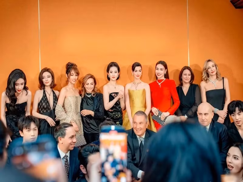 Mới đây, tham gia một sự kiện tại Thượng Hải (Trung Quốc), Hồ Ngọc Hà (váy đỏ) chung khung hình với Lưu Diệc Phi (thứ 5 bên trái), Anne Hathaway (váy vàng). Ảnh: Weibo.