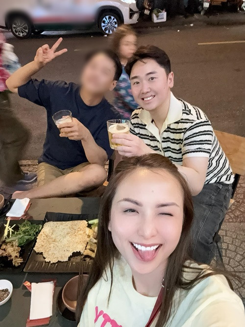 Vợ chồng Diễm Hương mặc đơn giản, ăn uống vỉa hè cùng bạn bè.