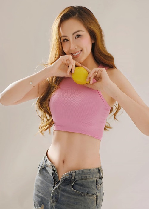 Người đẹp sinh năm 1990 chuộng váy áo trẻ trung, nữ tính ở đời thường.