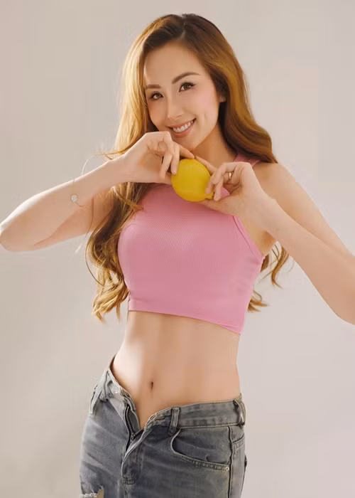 Người đẹp sinh năm 1990 chuộng váy áo trẻ trung, nữ tính ở đời thường.