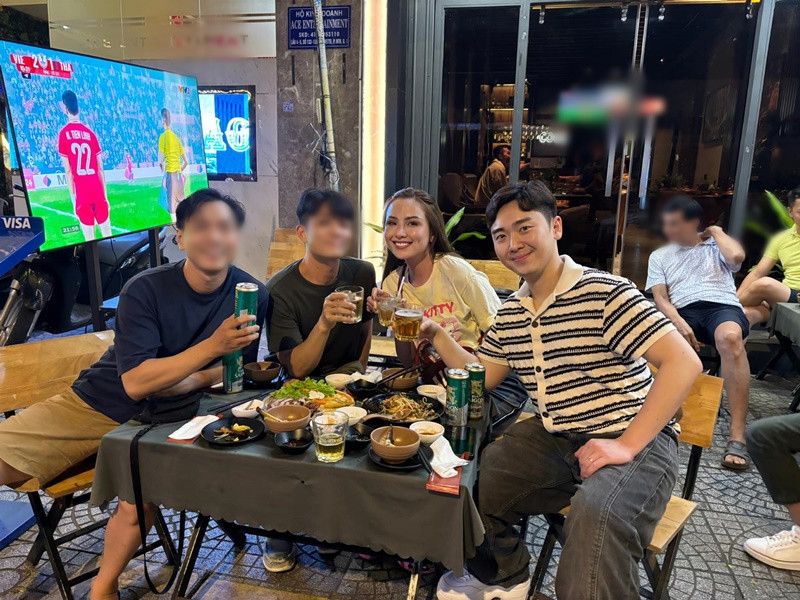 Hơn 1 năm qua, vợ chồng Diễm Hương - David cùng con trai sống ở Canada. Khi về nước, nàng hậu và chồng nhanh chóng gặp gỡ bạn bè.