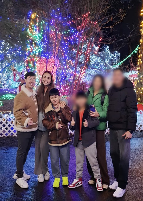 Ở xứ người, nàng hậu thường xuyên đi chơi cùng bạn bè, người thân.