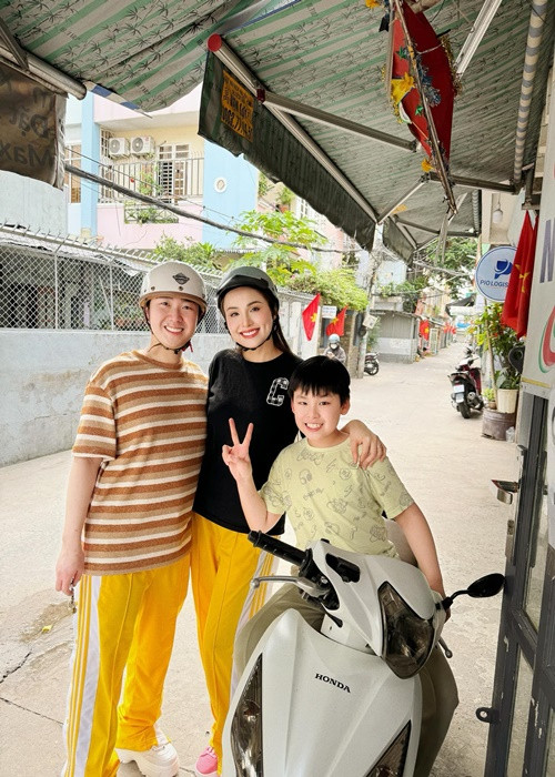 Mới đây, trên trang cá nhân, Diễm Hương chia sẻ hình ảnh cùng chồng con đã về đến Việt Nam. Trên Saostar, nàng hậu cho biết, gia đình cô dự định ở lại Việt Nam 3 tuần để đón Tết Nguyên đán 2025.