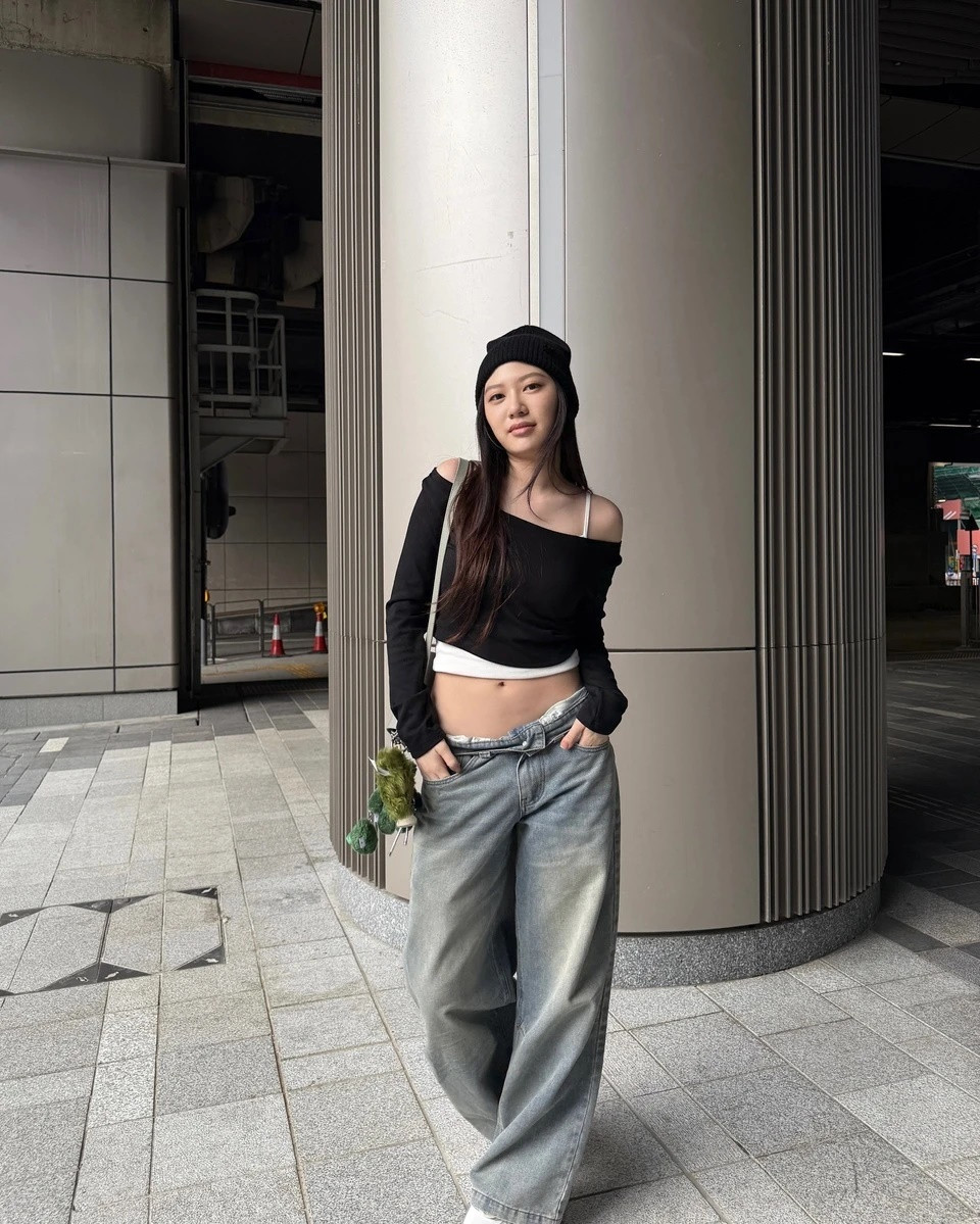 Cũng chính vì ăn mặc gợi cảm từ sớm, Chân Tế Như từng bị truyền thông chỉ trích. Hiện, ở tuổi 21, người đẹp thoải mái với lựa chọn váy áo mà không sợ bị phàn nàn. Chân Tế Như cũng trưởng thành hơn trong khoảng thời gian sống tự lập.