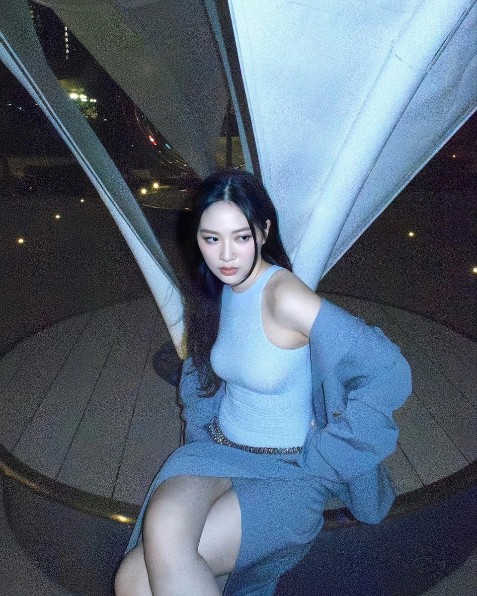 Trong cuộc phỏng vấn năm 2024, Chân Tử Đan cho biết con gái bận rộn ra mắt sản phẩm âm nhạc nhưng không cho anh giúp đỡ, đóng góp ý kiến. "Nếu tôi giúp đỡ con điều gì liên quan công việc, con bé sẽ giận. Tế Như nói 'Cha đừng làm gì hết, con sẽ dựa vào bản thân'", tài tử kể.