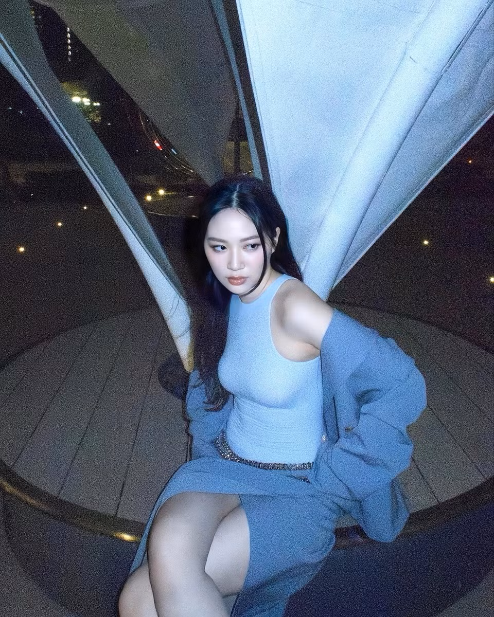 Trong cuộc phỏng vấn năm 2024, Chân Tử Đan cho biết con gái bận rộn ra mắt sản phẩm âm nhạc nhưng không cho anh giúp đỡ, đóng góp ý kiến. "Nếu tôi giúp đỡ con điều gì liên quan công việc, con bé sẽ giận. Tế Như nói 'Cha đừng làm gì hết, con sẽ dựa vào bản thân'", tài tử kể.