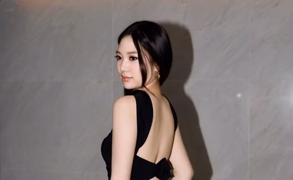 Con gái Chân Tử Đan thả dáng với đầm hở lưng trong một sự kiện giải trí. Sinh ra trong gia đình giàu có và nổi tiếng, không thể phủ nhận Chân Tế Như được hưởng những đặc ân mà nhiều người khao khát. Tuy nhiên, cô cho biết điều đó cũng là áp lực, khiến cô phải cố gắng khẳng định bản thân, vượt khỏi cái bóng của ba mẹ.