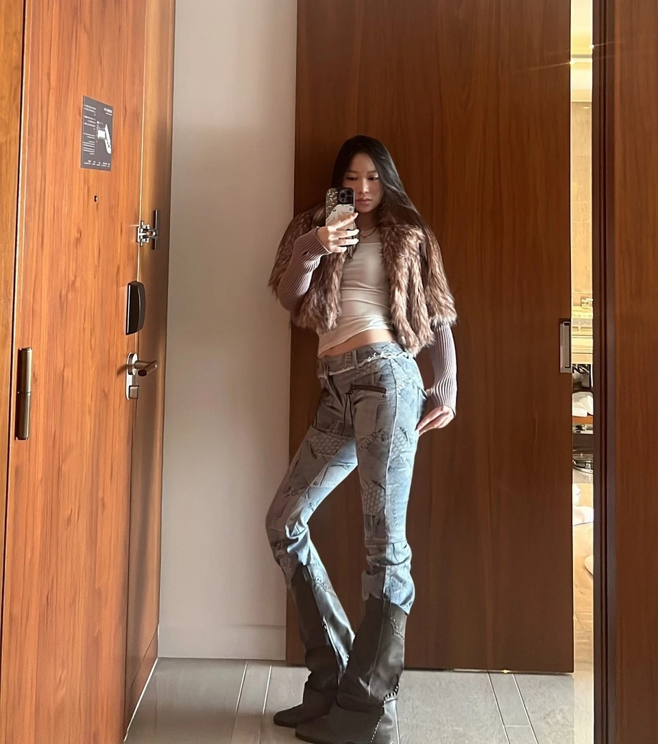 Ảnh hưởng lối sống phương Tây, con gái Chân Tử Đan yêu thích phong cách cá tính, nổi loạn và sexy. Cô thường xuyên đăng tải ảnh street style với nhiều item khác nhau. Trong một dịp xuống phố, ca sĩ diện bộ cánh ôm sát, khoác áo lông và mang boots da hầm hố. Chiều cao 1,81 m của Tế Như là lợi thế lớn giúp cô trở nên nổi bật.