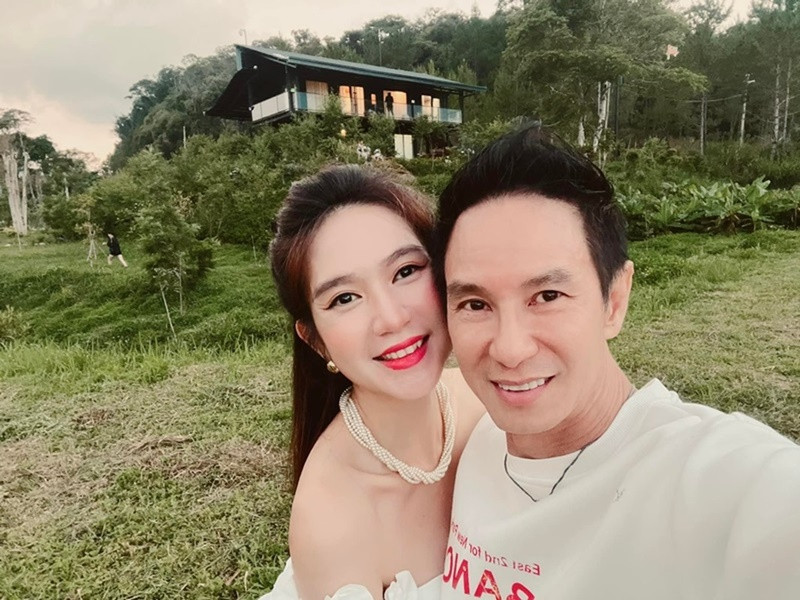 Minh Hà có mối quan hệ tốt với gia đình chồng. Trong cuộc phỏng vấn với Phụ Nữ Số, vợ Lý Hải cho biết, trong gia đình, các chị dâu của cô chia nhau chăm sóc mẹ, Minh Hà - Lý Hải ở xa, nên tầm 1 - 2 tuần cả hai mới đưa con về thăm mẹ. Ảnh: FB Lý Hải.