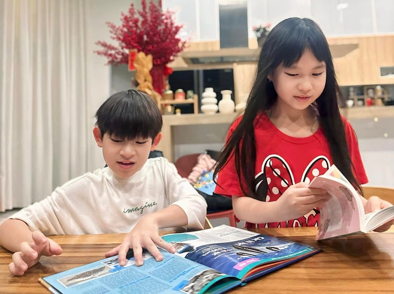 Rio, Cherry, Sunny và Mio tự lập từ khi còn nhỏ. Bởi vậy, các nhóc tì tự chăm sóc nhau, đôn đốc nhau học bài khi bố mẹ vắng nhà. Ảnh: FB Lý Hải.