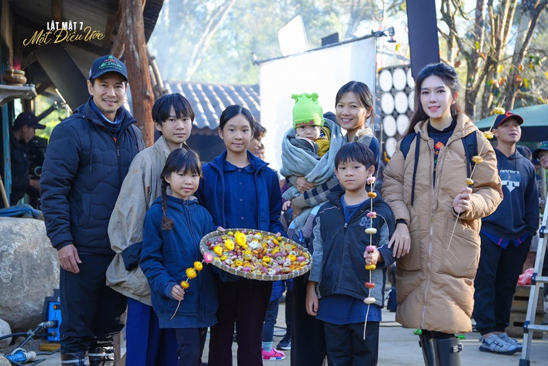 Rio, Cherry, Sunny và Mio từng cùng đóng phim Lật mặt 7. Trước đó, Rio và Cherry đóng Lật mặt 1, còn Cherry và Sunny đóng Lật mặt 6. Ảnh: FB Lý Hải.