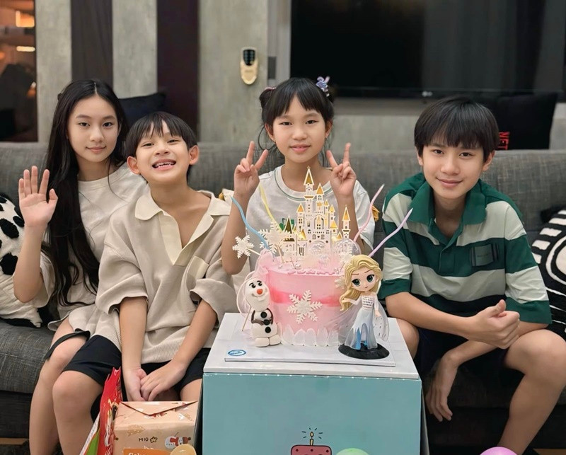 Rio, Cherry, Sunny và Mio đều cân nhắc kỹ lưỡng trước khi quyết định mua món đồ nào đó. Các nhóc tì cũng không có thói quen đòi hỏi mua quà, tổ chức sinh nhật đình đám. Ảnh: FB Lý Hải.