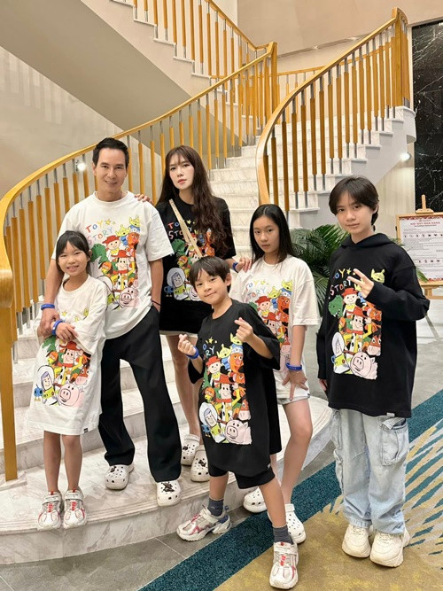 Bốn bé Rio, Cherry, Sunny và Mio nhà Lý Hải - Minh Hà sinh ra trong gia đình có điều kiện, nhưng từ nhỏ đã được bố mẹ rèn cho thói quen tiết kiệm, lối sống giản dị. Ảnh: FB Lý Hải.