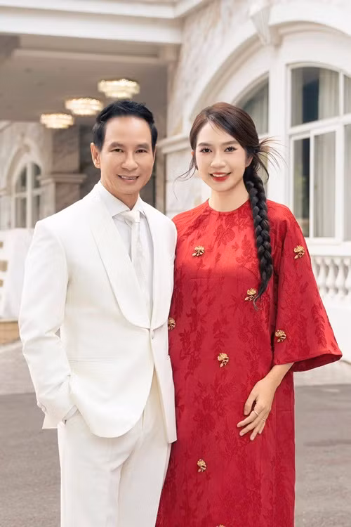  Lý Hải kết hôn với Minh Hà vào năm 2010. Nam đạo diễn chia sẻ trên Vietnamnet, anh chiều vợ theo cách riêng. “Vì cùng chung sở thích shopping với bà xã nên thời gian rảnh, chúng tôi thường đi mua đồ. Bà xã thích mua gì tôi đều chiều mà không cần đắn đo”, Lý Hải cho biết. Ảnh: FB Lý Hải.