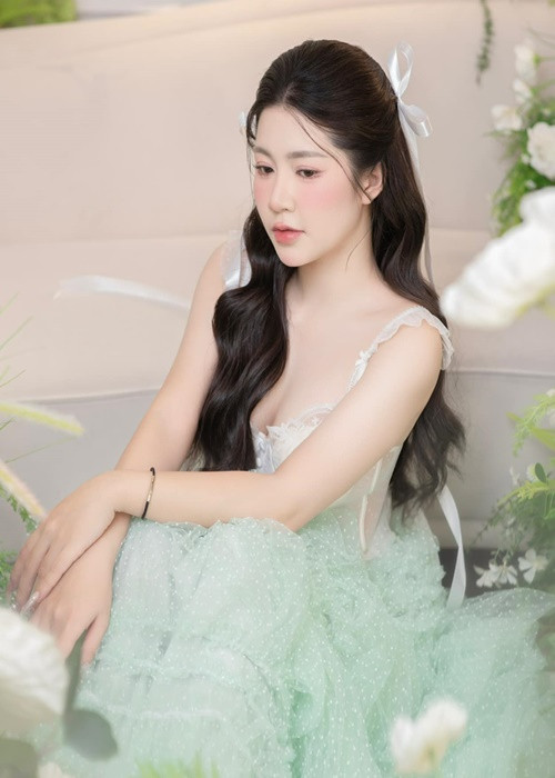 Vợ Duy Hưng theo đuổi phong cách gợi cảm. Ảnh: FB Huyền Nguyễn.