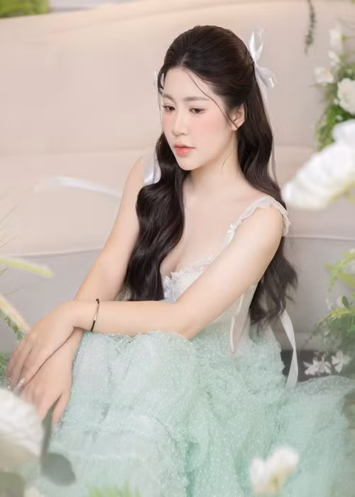 Vợ Duy Hưng theo đuổi phong cách gợi cảm. Ảnh: FB Huyền Nguyễn.