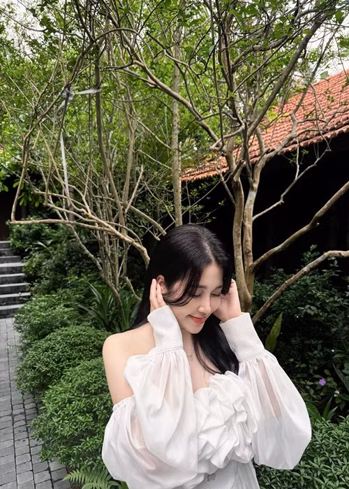 Huyền Nguyễn chuộng váy áo nữ tính khi đi du lịch. Ảnh: FB Huyền Nguyễn.