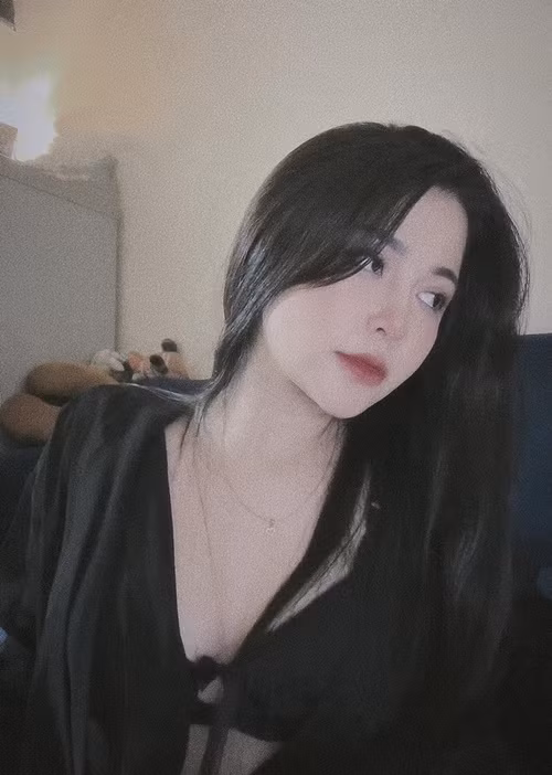 Vợ Duy Hưng lần hiếm hoi đăng ảnh mặc lộ nội y táo bạo. Ảnh: FB Huyền Nguyễn.