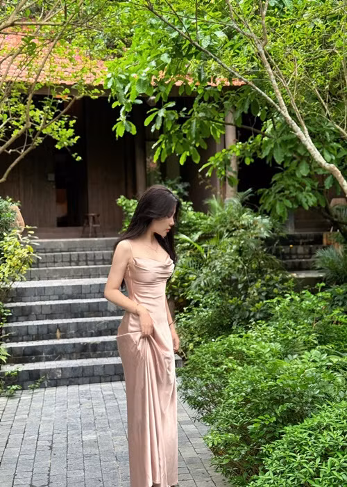 Ở đời thường, cô chuộng trang phục trễ nải hoặc bó sát khoe đường cong hình thể nuột nà. Ảnh: FB Huyền Nguyễn.