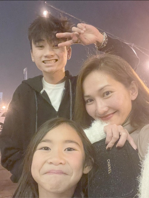 Con trai của Kim Hiền năm nay 20 tuổi, sở hữu nước da hơi ngăm và vóc dáng gầy.