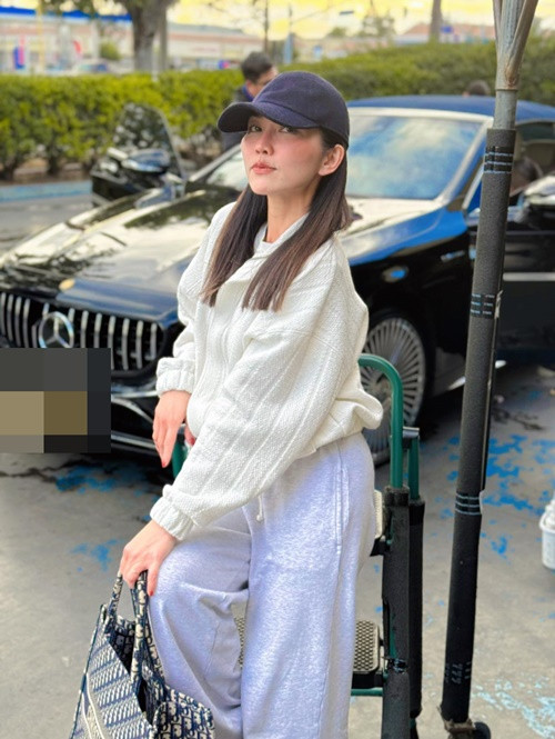 Kim Hiền ăn mặc khá đơn giản. Cô không sử dụng nhiều đồ hiệu.