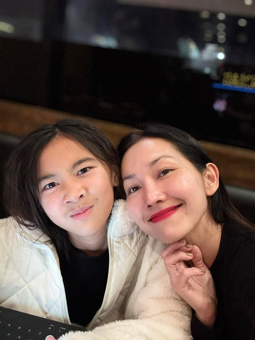 Con gái "Út Ráng" có năng khiếu thổi sáo. "Không là gì cao sang chỉ là nhìn thấy con biểu diễn năng khiếu con chọn cho mình bây giờ. Với vai trò làm mẹ nhưng Hiền vẫn tôn trọng sở thích các con vì ai trong chúng ta khi tự tin thì sẽ bao dung mọi thứ", Kim Hiền chia sẻ.