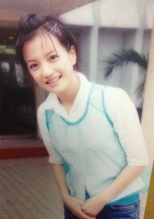 Triệu Vy điệu đà, nữ tính khi học cấp 3. Ảnh: Sina.