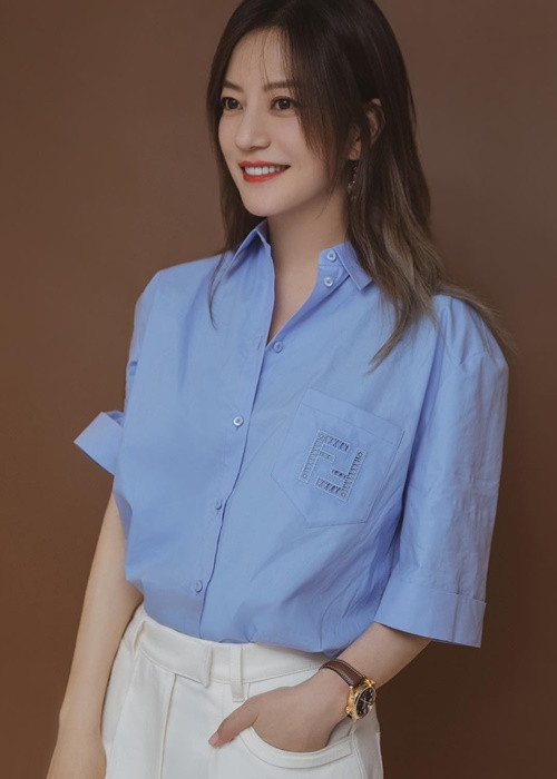 Vóc dáng của Triệu Vy trở nên thon gọn hơn. Ngoài ra, nữ diễn viên sinh năm 1976 cũng lột xác ngoạn mục về phong cách thời trang. Triệu Vy chọn phong cách trẻ trung, năng động ở đời thường, ăn mặc sành điệu khi dự sự kiện. Ảnh: Instagram Triệu Vy.