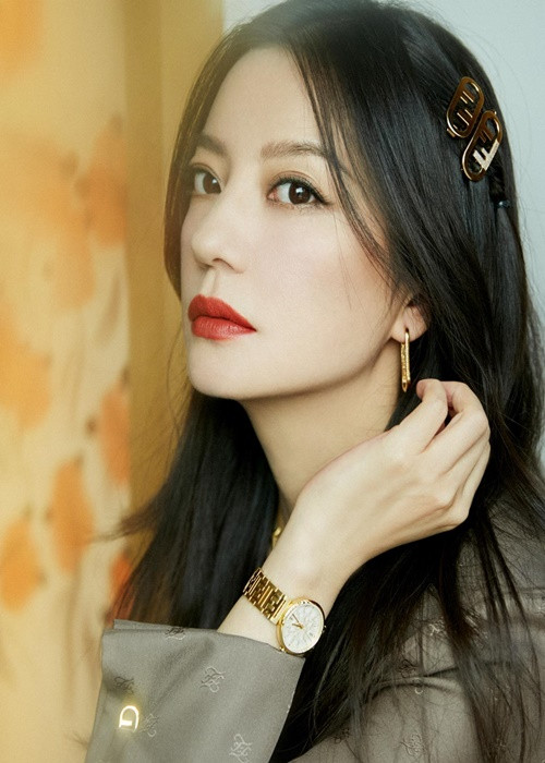 Triệu Vy bị phong sát "ngầm" về hoạt động trong showbiz vào năm 2021. Ngoài ra, việc kinh doanh của cô cũng lao đao vì kiện tụng. Mới đây, Triệu Vy tuyên bố ly hôn. Ảnh: Instagram Triệu Vy.