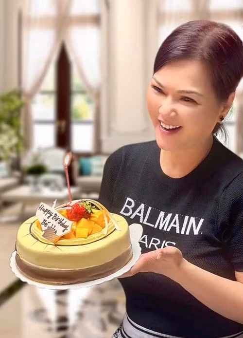 Nữ ca sĩ khéo giữ vóc dáng thon gọn, biết cách ăn mặc trẻ trung hơn tuổi.