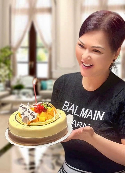 Nữ ca sĩ khéo giữ vóc dáng thon gọn, biết cách ăn mặc trẻ trung hơn tuổi.