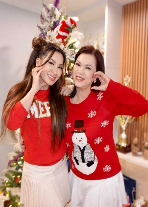 Trizzie Phương Trinh cho biết, tình cảm giữa cô và Phương Loan gắn bó hơn sau khi nghệ sĩ Chí Tài qua đời. "Không gặp nhau thì thôi, hai chị em hễ gặp nhau là nói chuyện không dứt. Ngoài đời, tôi khá lười nói chuyện và cũng không có nhu cầu tâm sự với ai. Phải đúng tần số, người đối diện mới 'rà được cái máy radio' của tôi", Trizzie Phương Trinh bày tỏ.