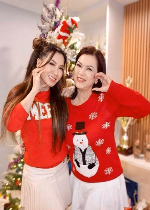 Trizzie Phương Trinh cho biết, tình cảm giữa cô và Phương Loan gắn bó hơn sau khi nghệ sĩ Chí Tài qua đời. "Không gặp nhau thì thôi, hai chị em hễ gặp nhau là nói chuyện không dứt. Ngoài đời, tôi khá lười nói chuyện và cũng không có nhu cầu tâm sự với ai. Phải đúng tần số, người đối diện mới 'rà được cái máy radio' của tôi", Trizzie Phương Trinh bày tỏ.